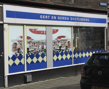901003 Afbeelding van de zij-etalage van de voormalige supermarkt van Gert en Gerda Soepenberg (Weerdsingel O.Z. 52, ...